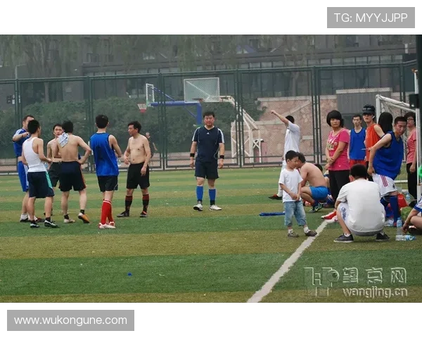 仲满这生活简直戏剧,一边球场挥汗一边豪宅派对全开没谁了 仲满这生活简直戏剧,一边球场挥汗一边豪宅派对全开没谁了