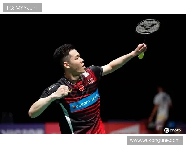 李梓嘉训练室里带个好几百万的球拍，普通人感觉拿着都能挥出金光闪闪了！