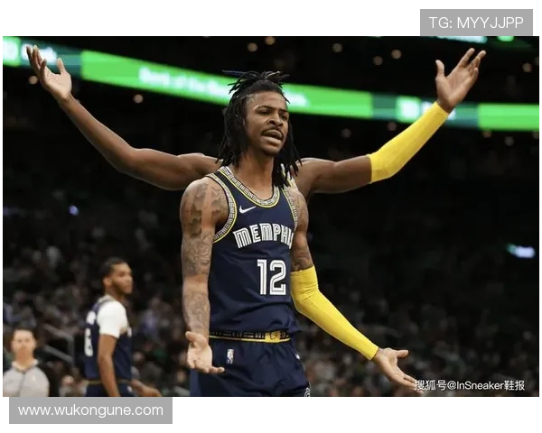 莫兰特又双叒夜店蹦迪了，这回穿的是镶钻拖鞋？