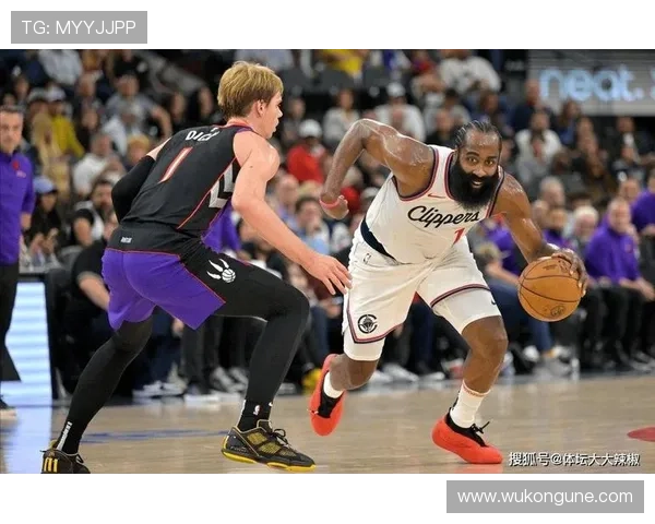 哈登挡拆组织创造空位胜库里无球威胁却逊一筹