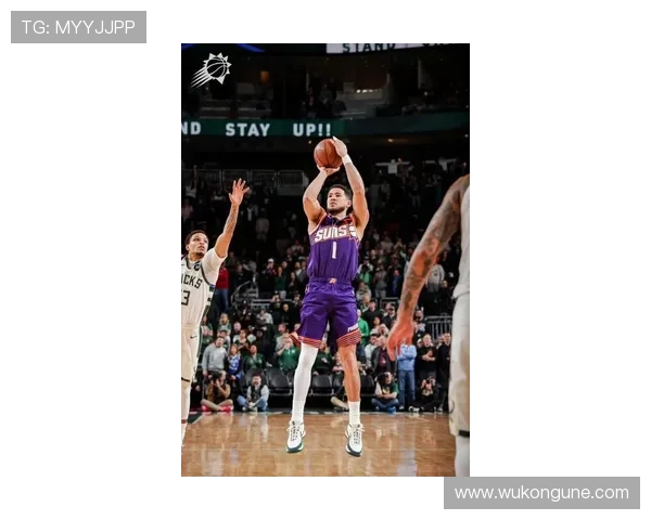 布克无球跑动频繁提升队友投篮空间拉开防守整体效率