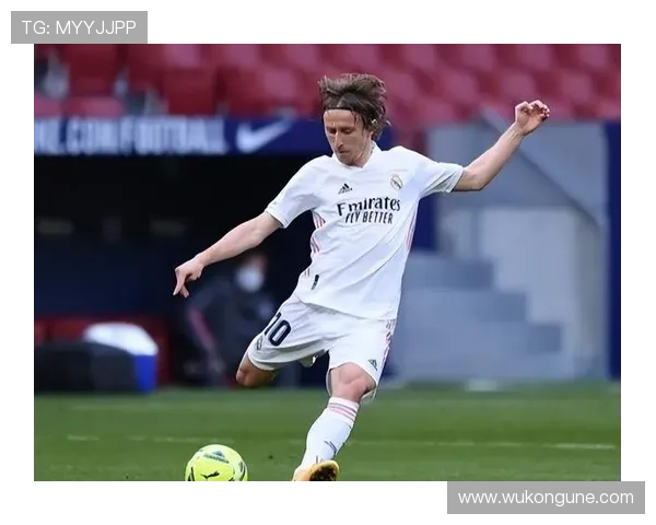 本赛季莫德里奇直塞撕开防线 比队内年轻中场更会串联